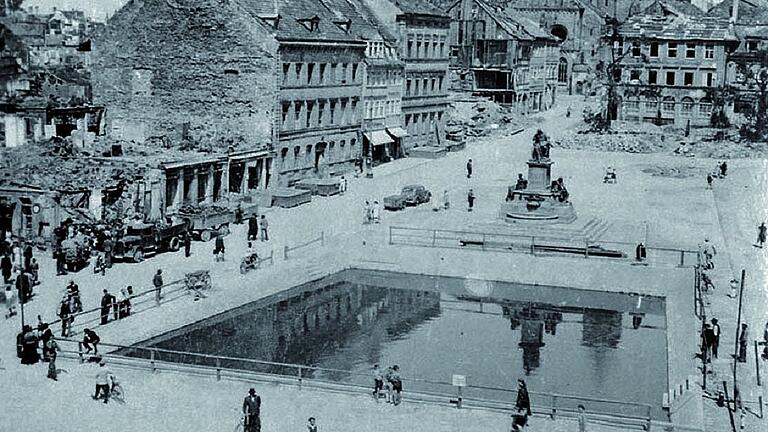 Nach dem Oktober-Angriff 1943 erstelltes Löschwasserbecken am Marktplatz. Foto Stadtarchiv Nach dem Oktober-Angriff 1943 erstelltes Löschwasserbecken am Marktplatz. Foto Stadtarchiv
