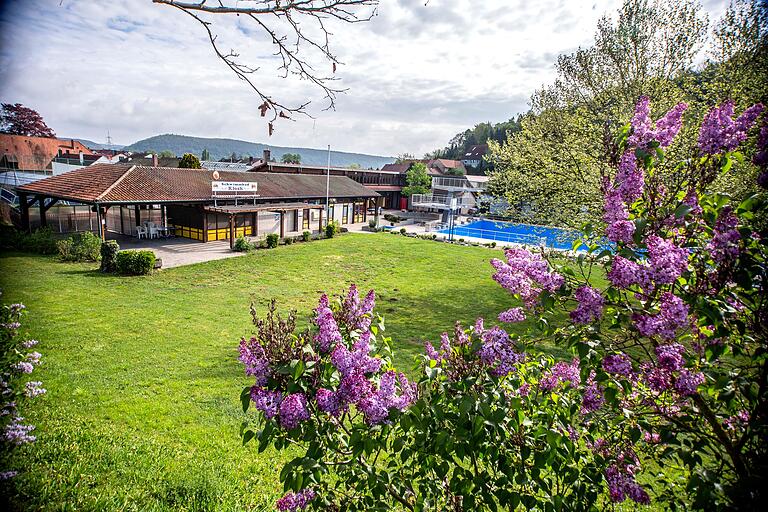 Für das Freibad der Stadt Eltmann spielten Gas- und Ölpreise keine Rolle. Das Bad wird mittels eines Hackschnitzel-Heizkraftwerks beheizt.