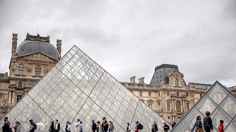 Louvre.jpeg       -  Im Louvre in Paris geht das Licht am Abend früher aus als gewohnt.