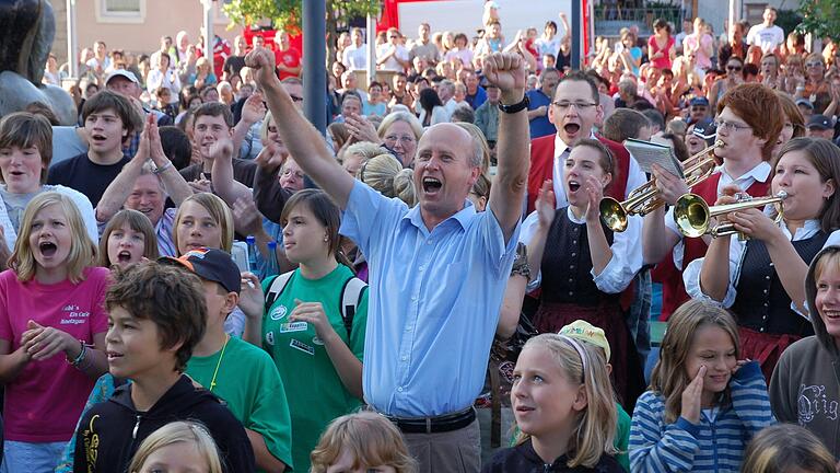 Als Stefan Paulus (Mitte) 2008 Bürgermeister von Knetzgau wurde, packte er die verschiedensten Projekte und sorgte auch für Spaß in der Gemeinde - hier 2009 beim Bayern3-Dorffest. Als Stefan Paulus (Mitte) 2008 Bürgermeister von Knetzgau wurde, packte er die verschiedensten Projekte und sorgte auch für Spaß in der Gemeinde - hier 2009 beim Bayern3-Dorffest. 