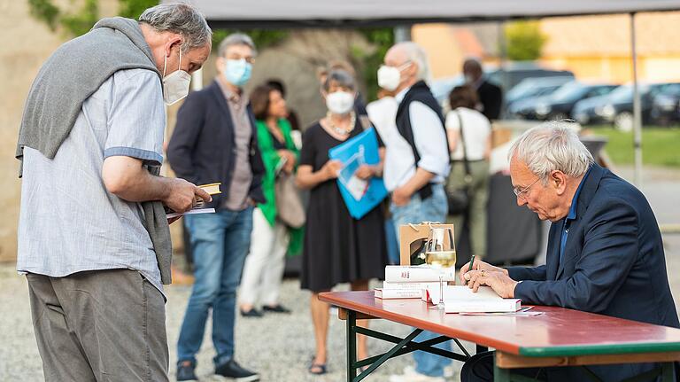 Nachdem Auftritt signierte Uwe Timm seinen Erzählungsband 'Der Verrückte in den Dünen'.