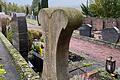 Grabsteine sind Ausdruck des Gedenkens an Verstorbene. Durch die verwendeten Materialien der Grabsteine, ihre Formen und angebrachte Symbole schaffen sie ein persönliches Andenken. Das Foto entstand auf dem Friedhof in Hafenlohr.