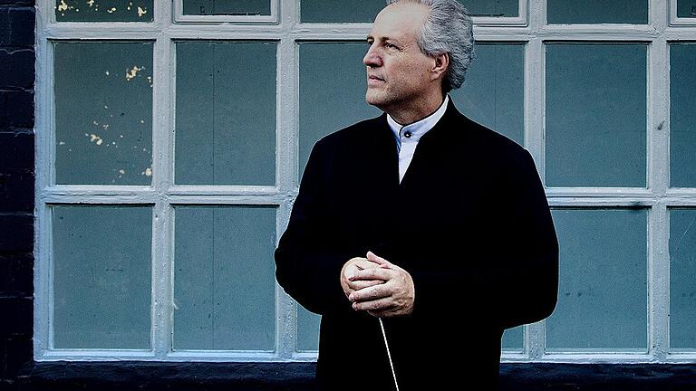 Manfred Honeck dirigiert das 500. Konzert der Bamberger Symphoniker in Schweinfurt. Aufgeführt wird die Operette &bdquo;Die Fledermaus&ldquo; vom Wiener Walzerkönig Johann Strauss. In deren Mittelpunkt steht das bunte Treiben eines Maskenballs mit seinen aberwitzigen Verwechslungen.