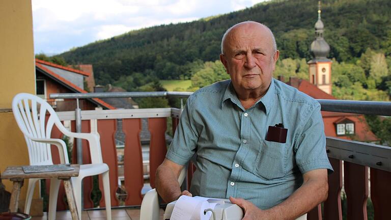 Das Ergebnis der Landtagswahl rechnete Franz Gebhart aus Bad Brückenau noch mit dem Taschenrechner nach. Inzwischen hat er sich eine Rechenmaschine gekauft. Foto: Ulrike Müller       -  Das Ergebnis der Landtagswahl rechnete Franz Gebhart aus Bad Brückenau noch mit dem Taschenrechner nach. Inzwischen hat er sich eine Rechenmaschine gekauft. Foto: Ulrike Müller