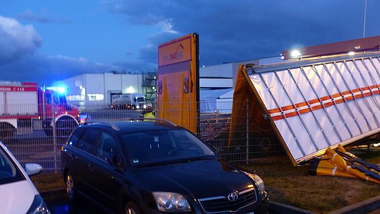 Auf einem Firmenparkplatz an der Dimbacher Straße in Volkach wollte der Fahrer eines Lasters Holz abladen. Als er die Bordwand öffnete, verfing sich eine Sturmböe im Auflieger und riss die gegenüberliegende Metallbordwand regelrecht aus der Halterung.