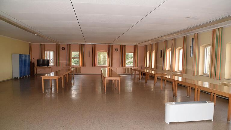 Notunterkunft Mainbernheim: Die ehemalige Betriebskantine von Bären-Schmidt wird zum Aufenthalts- und Speiseraum. Notunterkunft Mainbernheim: Die ehemalige Betriebskantine von Bären-Schmidt wird zum Aufenthalts- und Speiseraum.