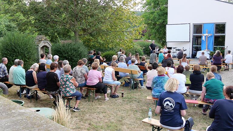 Viele Besucher kamen zum Open-Air-Lobpreis-Abend. Viele Besucher kamen zum Open-Air-Lobpreis-Abend.