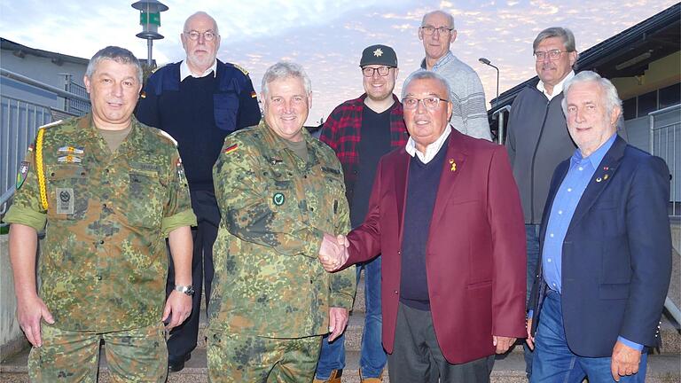 Der neu gewählte Bezirksvorstand der Reservisten (von links): Holger Leikam, Hans-Jürgen Küchle, Hans-Joachim Stadtmüller, Hannes Bierstedt, stellvertretender Landesvorsitzender Manfred Stange, Otto Jahrsdörfer, Walter Schreck und Gerhard Bauer. Der neu gewählte Bezirksvorstand der Reservisten (von links): Holger Leikam, Hans-Jürgen Küchle, Hans-Joachim Stadtmüller, Hannes Bierstedt, stellvertretender Landesvorsitzender Manfred Stange, Otto Jahrsdörfer, Walter Schreck und Gerhard Bauer.
