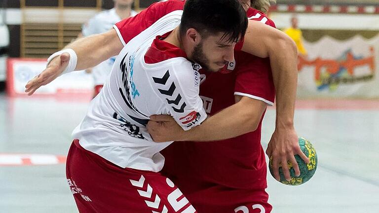 Ab und zu wurde ganz schön zugepackt beim Legendenspiel des HSC Bad Neustadt: All-Star Daniel Sauer stoppt HSC-Neuzugang Filip Milutinovic. Ab und zu wurde ganz schön zugepackt beim Legendenspiel des HSC Bad Neustadt: All-Star Daniel Sauer stoppt HSC-Neuzugang Filip Milutinovic.