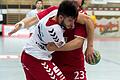 Ab und zu wurde ganz schön zugepackt beim Legendenspiel des HSC Bad Neustadt: All-Star Daniel Sauer stoppt HSC-Neuzugang Filip Milutinovic.