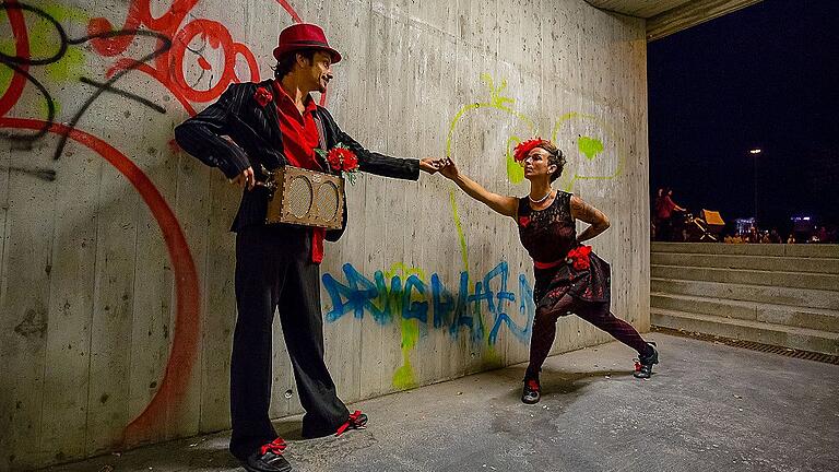 Ein Walking Act, der für Begeisterung sorgte: Belle Etage zeigten Tango und die Schweinfurter Pflasterklang-Besucher waren hin und weg. Ein Walking Act, der für Begeisterung sorgte: Belle Etage zeigten Tango und die Schweinfurter Pflasterklang-Besucher waren hin und weg.