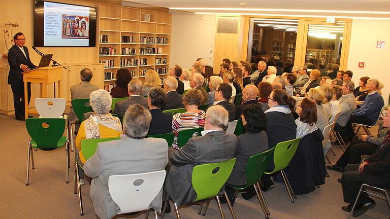 Die Stadtbibliothek ist auch ein gefragter Veranstaltungsort: Hier spricht Pharmazie-Historiker Professor Dr. Christoph Friedrich zur Eröffnung des Museums Obertor-Apotheke. Die Stadtbibliothek ist auch ein gefragter Veranstaltungsort: Hier spricht Pharmazie-Historiker Professor Dr. Christoph Friedrich zur Eröffnung des Museums Obertor-Apotheke.