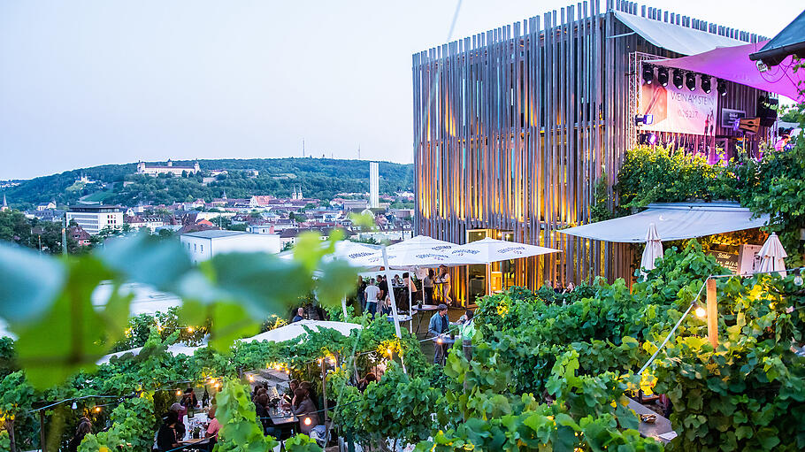 JGA auf dem Weinfest       -  Mit Blick über Würzburg können Männer ihren JGA bei Wein am Stein gefeiert werden.