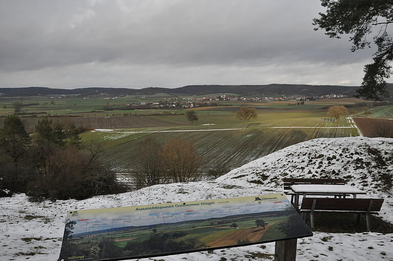 Reicht bis weit in die Ferne: Der Blick vom Gipfelkreuz auf Ostheim und Hofheim. Reicht bis weit in die Ferne: Der Blick vom Gipfelkreuz auf Ostheim und Hofheim.