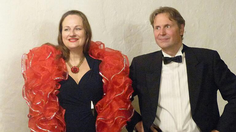 Ein nur scheinbar stilles Wasser an der Seite von Silvia Kirchhof, begeisternder Pianist und Bühnenpartner Achim Hofmann. Ein nur scheinbar stilles Wasser an der Seite von Silvia Kirchhof, begeisternder Pianist und Bühnenpartner Achim Hofmann.