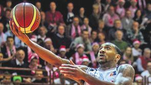 Volle Konzentration: Die s.Oliver Baskets um Jason Dourisseau (am Ball, links Paderborns Ty Nurse) sind am Dienstag zum Rückrunden-Auftakt gegen Kirchheim gefordert.