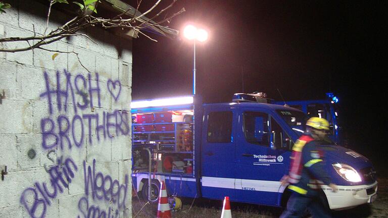Das Blaulicht der Einsatzfahrzeuge und mehrere Lichtstrahler machten die Nacht zum Tag im Kitzinger Phantomdorf bei der Nachtübung des Kitzinger Ortsverbands im Technischen Hilfswerk. Am Rande des Klosterforstes waren die TWH-Retter zu abendlicher Stunde unterwegs, um nach dem von Jessica und Daniel Bonic entworfenen Szenario vermisste Personen zu finden und zu retten. Unter der Leitung von Zugführer Michael Hack erledigten die THW-Kräfte ihre Aufgaben erfolgreich und waren inklusive der Nachbereitung bis Mitternacht beschäftigt.