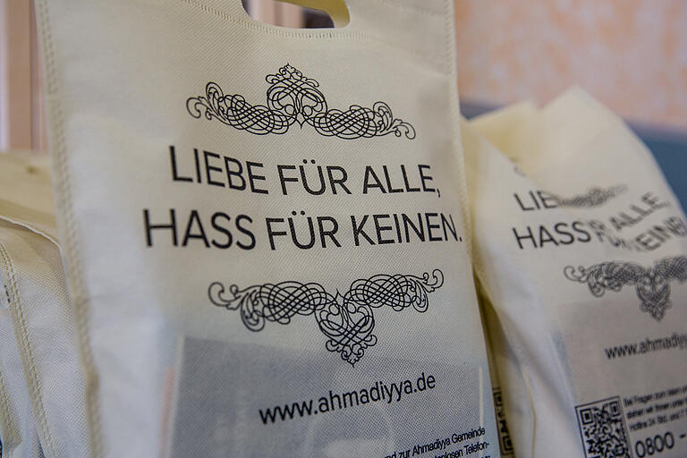 Eine wichtige wie begrüßenswerte Botschaft der muslimischen Ahmadiyya-Gemeinde. Eine wichtige wie begrüßenswerte Botschaft der muslimischen Ahmadiyya-Gemeinde. 