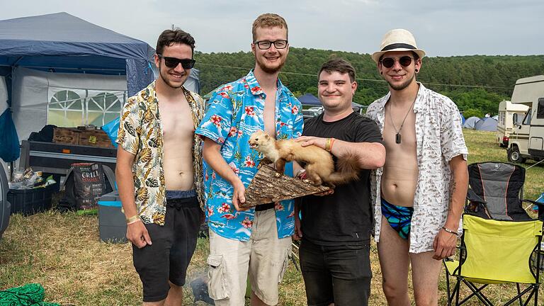 Max, Michi, Hendrik und Fabi (von links) haben Maskottchen Herbert, einen ausgestopften Marder, als Festival-Begleitung mitgebracht. Max, Michi, Hendrik und Fabi (von links) haben Maskottchen Herbert, einen ausgestopften Marder, als Festival-Begleitung mitgebracht.