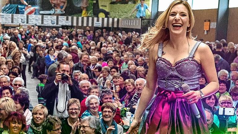 Volksmusik-Schlagersängerin Stefanie Hertel bringt gute Laune in die Halle der Frühjahrsmesse in Holzhausen. Volksmusik-Schlagersängerin Stefanie Hertel bringt gute Laune in die Halle der Frühjahrsmesse in Holzhausen.