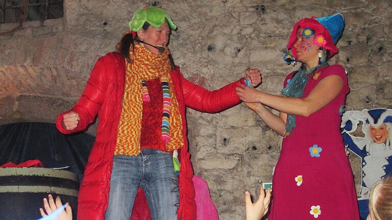 Ein Impro-Theater der 'Clowninnen' bereitete besonders den jüngsten Mitgliedern beim Ordensabend der Hammelburger Karnevalsgesellschaft Spaß. Winfried Ehling       -  Ein Impro-Theater der 'Clowninnen' bereitete besonders den jüngsten Mitgliedern beim Ordensabend der Hammelburger Karnevalsgesellschaft Spaß. Winfried Ehling