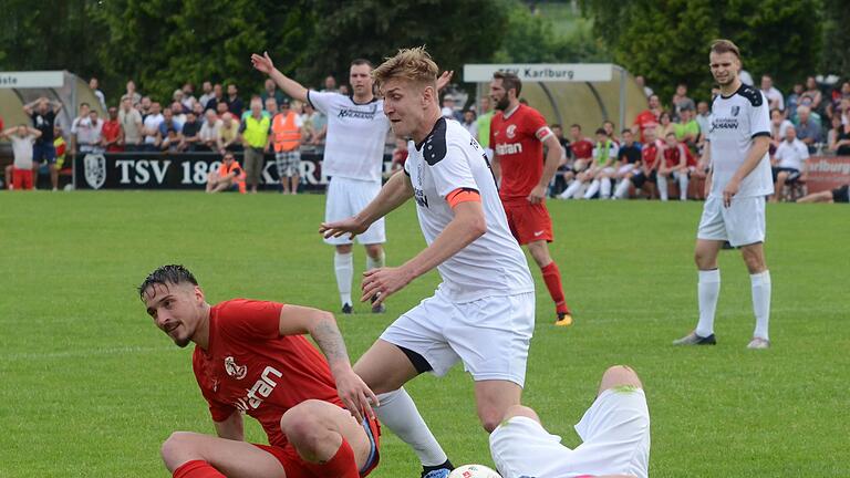Landesliga-Relegation, TSV Karlburg - SV Vatan Spor Aschaffenburg am Sonntag, 27. Mai 2018: in rot Ünal Noyan (AB), in blau Torwart Fabian Brand (Karlburg), in weiß Marco Schiebel (Karlburg)