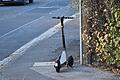 Die Beschwerden häufen sich: Immer wieder stehen die E-Scooter mitten auf dem Gehweg, wie hier in der Schweinfurter Franz-Liszt-Straße.