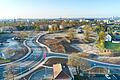 Das Wohngebiet Bellevue bekam 2021 eine völlig neue Erschließungsstraße von Norden her über die Bundesstraße 303. Auf der Brache rechts entsteht die neue Körnerschule ab 2022, links auf dem leeren Grundstück ein Wohn- und Bürokomplex.
