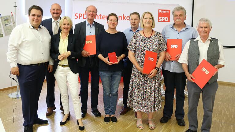 SPD-Ortsvorsitzender Marc Nötscher, Bundestagsabgeordneter Bernd Rützel und Landtagsabgeordnete Martina Fehlner ehrten Karl-Heinz Ebert, Jasmin Kohlhepp, Egid Baus, Ruth Steger, Richard Eyrich und Josef Blenk (von links). SPD-Ortsvorsitzender Marc Nötscher, Bundestagsabgeordneter Bernd Rützel und Landtagsabgeordnete Martina Fehlner ehrten Karl-Heinz Ebert, Jasmin Kohlhepp, Egid Baus, Ruth Steger, Richard Eyrich und Josef Blenk (von links).