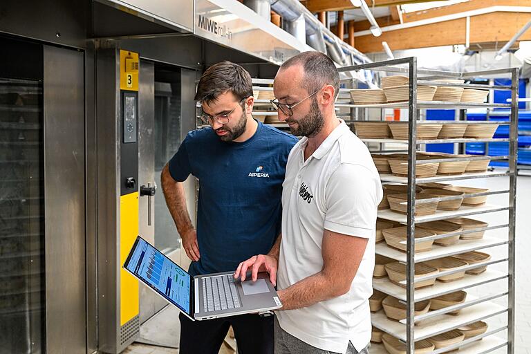 Mit der Software von Aiperia passt die Großbäckerei die Produktion an die Nachfrage an: Aiperia-Gründer Franz Seubert (links) und Bäckerei-Geschäftsführer Tilmann Weber in der Backstube in Königshofen. Mit der Software von Aiperia passt die Großbäckerei die Produktion an die Nachfrage an: Aiperia-Gründer Franz Seubert (links) und Bäckerei-Geschäftsführer Tilmann Weber in der Backstube in Königshofen.