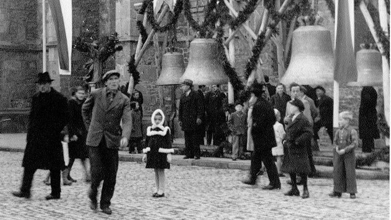 Diese historische, leicht grobkörnige Fotografie wurde jetzt dem Stadtmuseum Gerolzhofen geschenkt. Das Bild entstand offenbar am Nachmittag des dritten Adventssonntags am 11. Dezember 1949 , als vier neue Glocken für die Stadtpfarrkirche auf dem Marktplatz geweiht wurden. Diese historische, leicht grobkörnige Fotografie wurde jetzt dem Stadtmuseum Gerolzhofen geschenkt. Das Bild entstand offenbar am Nachmittag des dritten Adventssonntags am 11. Dezember 1949 , als vier neue Glocken für die Stadtpfarrkirche auf dem Marktplatz geweiht wurden.