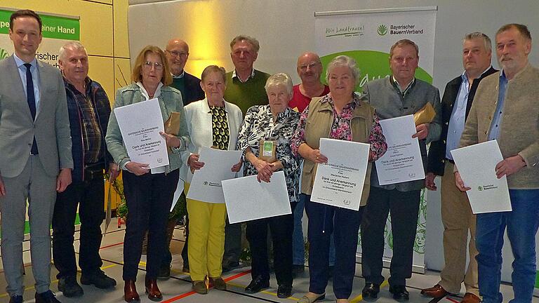 40 Jahre und länger - solange helfen diese Geehrten im Kreisverband Schweinfurt mit. Links Landrat Töpper.