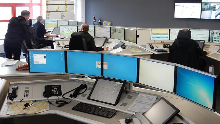 Fünf Bildschirme, mehrere Telefone: Wer in der Integrierten Rettungsleitstelle in Schweinfurt arbeitet, muss stressresistent sein. Weil aber viele Beschäftigte überlastet sind, will Betreiber Rotes Kreuz nun massiv Personal einstellen (Archivfoto).