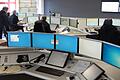Fünf Bildschirme, mehrere Telefone: Wer in der Integrierten Rettungsleitstelle in Schweinfurt arbeitet, muss stressresistent sein. Weil aber viele Beschäftigte überlastet sind, will Betreiber Rotes Kreuz nun massiv Personal einstellen (Archivfoto).
