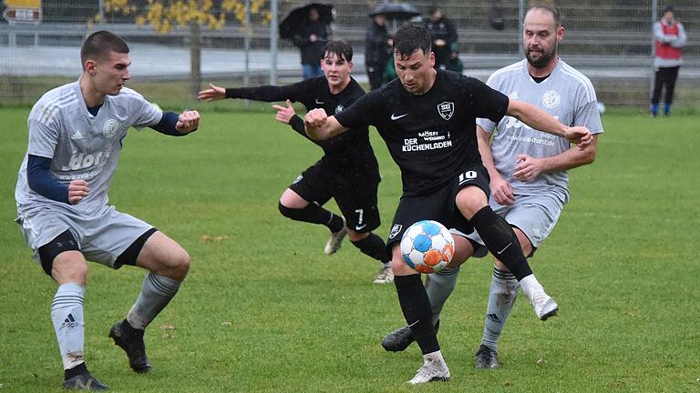 Der FC Ober-/Mittelstreu (links Moritz Schlund, rechts Christian Ment) hat von den drei Aufsteigern bislang den stärksten Eindruck hinterlassen und belegt den vierten Platz. In der Mitte Jonas Schirber von der SG Unsleben Wollbach, der Nummer zwei der Torjägerliste der Kreisklasse 2.