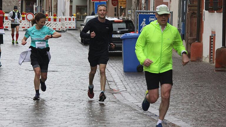 Nach 28 Kilometern war beim Würzburger Gedächtnislauf Karlstadt erreicht. Nicht für alle ankommenden Läuferinnen und Läufer war der kleine Verpflegungsstand auf dem Marktplatz das Ziel, 30 liefen weitere 16 Kilometer bis nach Gemünden.