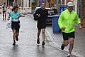 Nach 28 Kilometern war beim Würzburger Gedächtnislauf Karlstadt erreicht. Nicht für alle ankommenden Läuferinnen und Läufer war der kleine Verpflegungsstand auf dem Marktplatz das Ziel, 30 liefen weitere 16 Kilometer bis nach Gemünden.