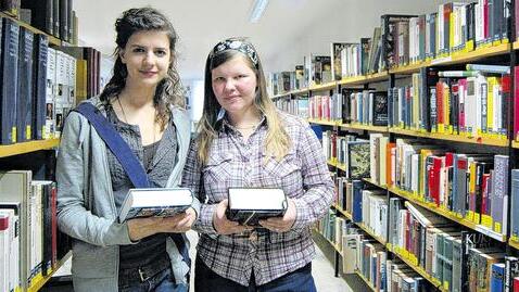 Fleißige Leserinnen: Annika Kiesel (links) und Manuela Groß waren 2009 die intensivsten Nutzer der Stadtbücherei Bad Kissingen. Fleißige Leserinnen: Annika Kiesel (links) und Manuela Groß waren 2009 die intensivsten Nutzer der Stadtbücherei Bad Kissingen.