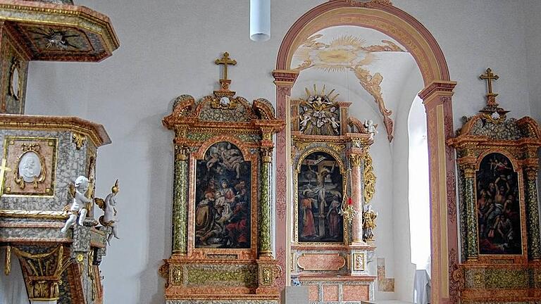 Generalsanierung beendet: Die Kirche St. Bartholomäus und St. Dionysius wird mit der Altarweihe Ende September wieder ihrer Bestimmung übergeben. Seitenaltäre und Kanzel werden regelmäßige Kirchenbesucher nicht mehr wiederkennen, sind doch die alten Muster freigelegt worden. Der jüngere Hauptaltar wurde dem &bdquo;angepasst&ldquo;.