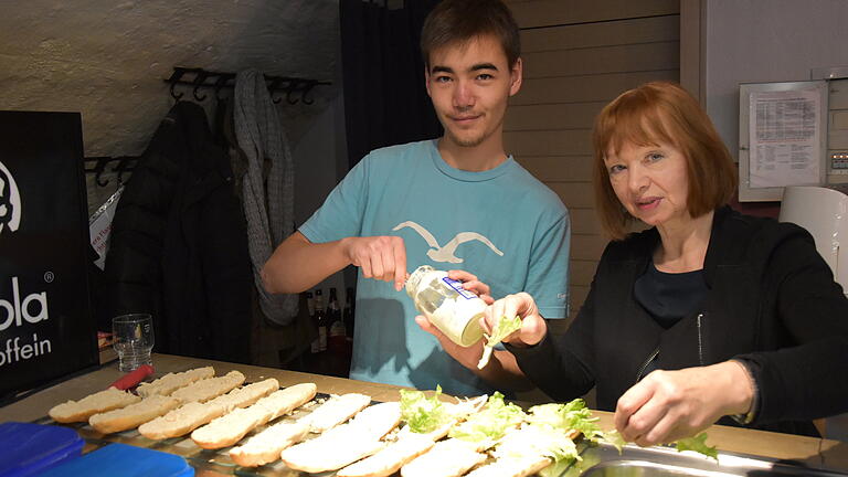 Linda Grauschopf hilft René Lanowski beim Belegen der Brötchen. Linda Grauschopf hilft René Lanowski beim Belegen der Brötchen.