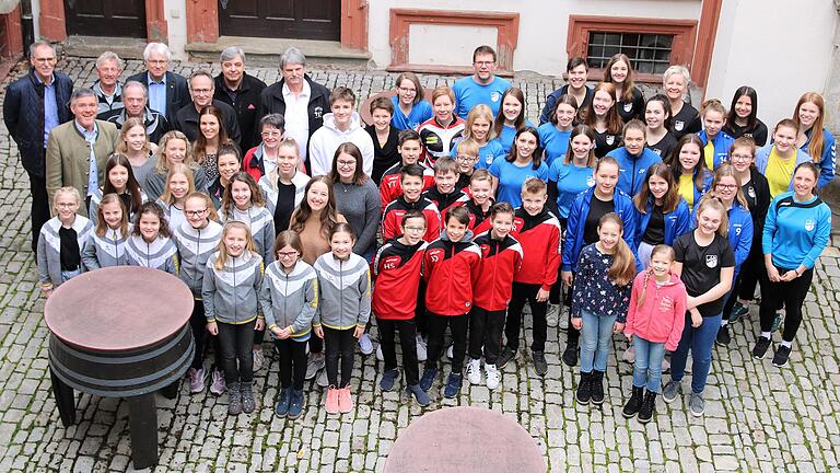 Die Stadt Volkach, vertreten durch Sportreferent Gerhard Schulzki und Bürgermeister Peter Kornell (links hinten), ehrte ihre erfolgreichen Sportler im Schelfenhaus.