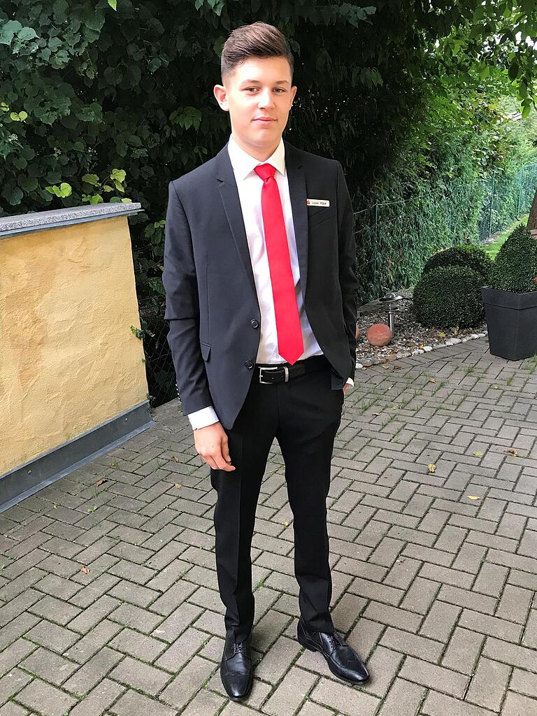 Lucas Müller am ersten Tag seiner Ausbildung zum Bankkaufmann. Der Job als Banker habe zu ihm gepasst wie die Faust aufs Auge, sagt seine Mutter. Lucas Müller am ersten Tag seiner Ausbildung zum Bankkaufmann. Der Job als Banker habe zu ihm gepasst wie die Faust aufs Auge, sagt seine Mutter. 
