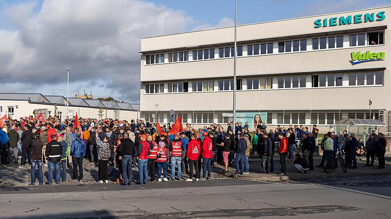 Beim Automobilzulieferer Valeo protestieren Beschäftigte diesen Donnerstag in Bad Neustadt erneut gegen die geplante Schließung der Fertigung. Beim Automobilzulieferer Valeo protestieren Beschäftigte diesen Donnerstag in Bad Neustadt erneut gegen die geplante Schließung der Fertigung.