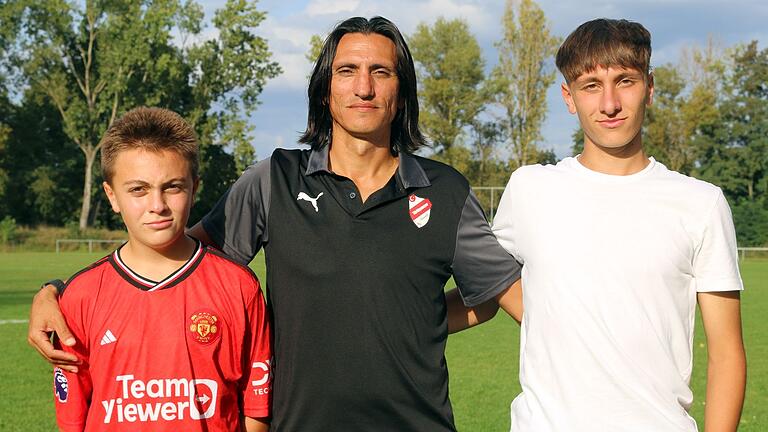 Ein stolzer Vater und seine beiden Söhne: Vater Murat Akgün (Mitte) und sein 13 Jahre alter Sohn Elyasa (links), der bei der FT Schweinfurt in der Jugend spielt und der 16 Jahre alte Esad (rechts), der beim 1. FC Nürnberg spielt. Ein stolzer Vater und seine beiden Söhne: Vater Murat Akgün (Mitte) und sein 13 Jahre alter Sohn Elyasa (links), der bei der FT Schweinfurt in der Jugend spielt und der 16 Jahre alte Esad (rechts), der beim 1. FC Nürnberg spielt.