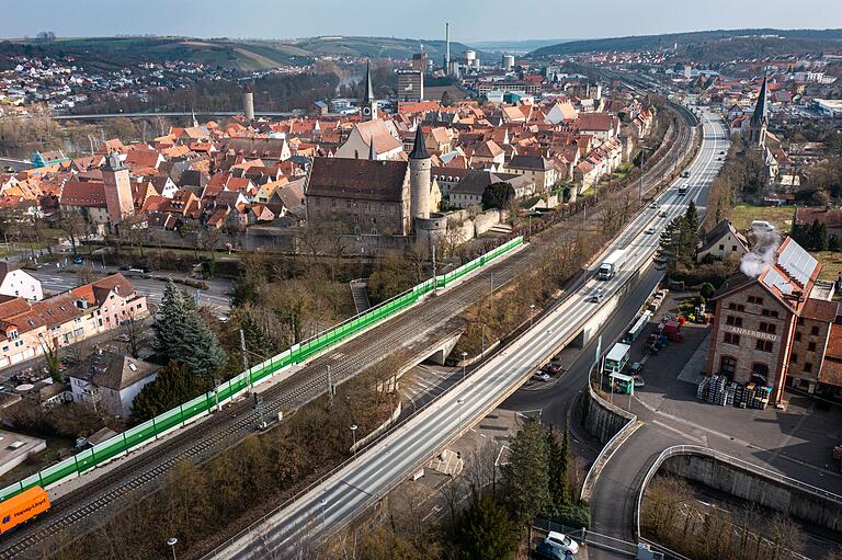 Jahrzehntelang rollte der Durchgangsverkehr über die Brücke an der Südtangente. Jetzt soll ein Neubau an dieser Stelle entstehen. Jahrzehntelang rollte der Durchgangsverkehr über die Brücke an der Südtangente. Jetzt soll ein Neubau an dieser Stelle entstehen.