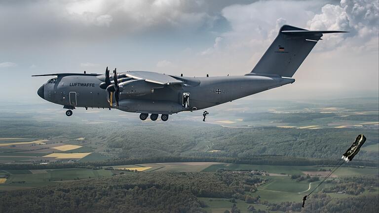 Ein solches Transportflugzeug vom Typ Airbus A400M zog jetzt im Tiefflug seine Bahn über Kitzingen.