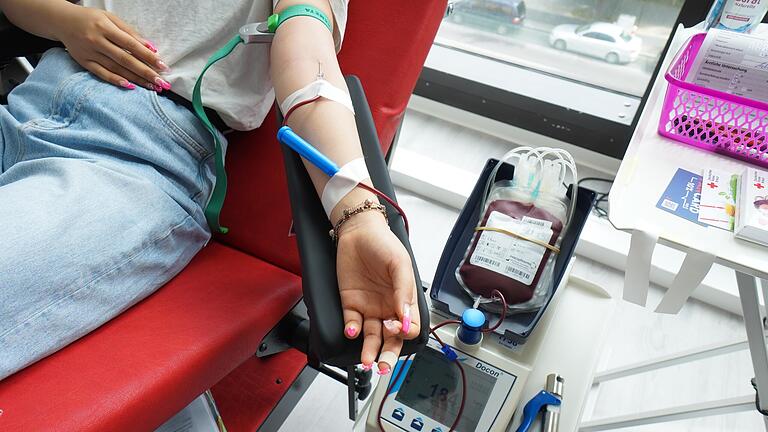 Zwischen 14.000 und 15.000 Blutkonserven werden Deutschland pro Tag für die Versorgung von Kranken und Verunglückten gebraucht. In Bayern spenden zirka 240.000 Menschen jährlich ihr Blut für andere. Wer darf wie oft spenden?