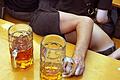Ein Betrunkener sitz  zusammengesunken in einem Bierzelt       -  Eine schwere Alkoholvergiftung kann lebensgefährlich sein: Bei Verdacht sollte sofort die 112 gewählt werden.