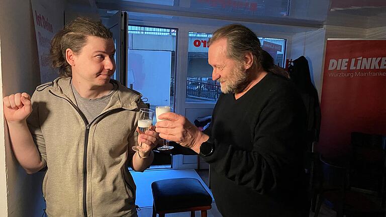 Aaron Valent (links) stößt bei der Würzburger Wahlparty der Linken mit Markus Heinlein aus dem Kreisvorstand auf das gute Ergebnis ihrer Partei an. Auch er selbst wird in den Bundestag einziehen. Aaron Valent (links) stößt bei der Würzburger Wahlparty der Linken mit Markus Heinlein aus dem Kreisvorstand auf das gute Ergebnis ihrer Partei an. Auch er selbst wird in den Bundestag einziehen. 