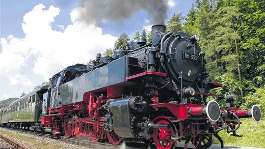 &bdquo;Sauschwänzlebahn&ldquo; wird zum historischen Wahrzeichen erklärt       -  (lsw)   Die &bdquo;Sauschwänzlebahn&ldquo; im Südschwarzwald wird zum &bdquo;Historischen Wahrzeichen der Ingenieurbaukunst in Deutschland&ldquo; ernannt. Wie die Ingenieurkammer Baden-Württemberg am Donnerstag mitteilte, verleiht sie den Titel mit der Bundesingenieurkammer und Baden-Württembergs Verkehrsminister Winfried Hermann (Grüne) am 8. September in Blumberg (Schwarzwald-Baar-Kreis). Die &bdquo;Sauschwänzlebahn&ldquo; ist ein Teilabschnitt der knapp 62 Kilometer langen, zwischen 1887 und 1890 erbauten Wutachtalbahn. Sie beginnt in Blumberg und endet in Weizen. Ihren Spitznamen verdankt sie der verschlungenen Streckenführung, mit der steile Steigungen vermieden werden. Heute wird die ursprünglich zu militärischen Zwecken errichtete Strecke nur noch als Museumsbahn betrieben. Seit 2007 ehrt die Bundes-Ingenieurkammer historisch bedeutende Ingenieur-Bauwerke in Deutschland mit dem Titel. Die infrage kommenden Objekte müssen älter als 50 Jahre sein. Das Bild zeigt die Museumsbahn, die qualmend am Bahnhof in Stühlingen-Weizen zu einer Nostalgie-Fahrt durch den Schwarzwald startet.